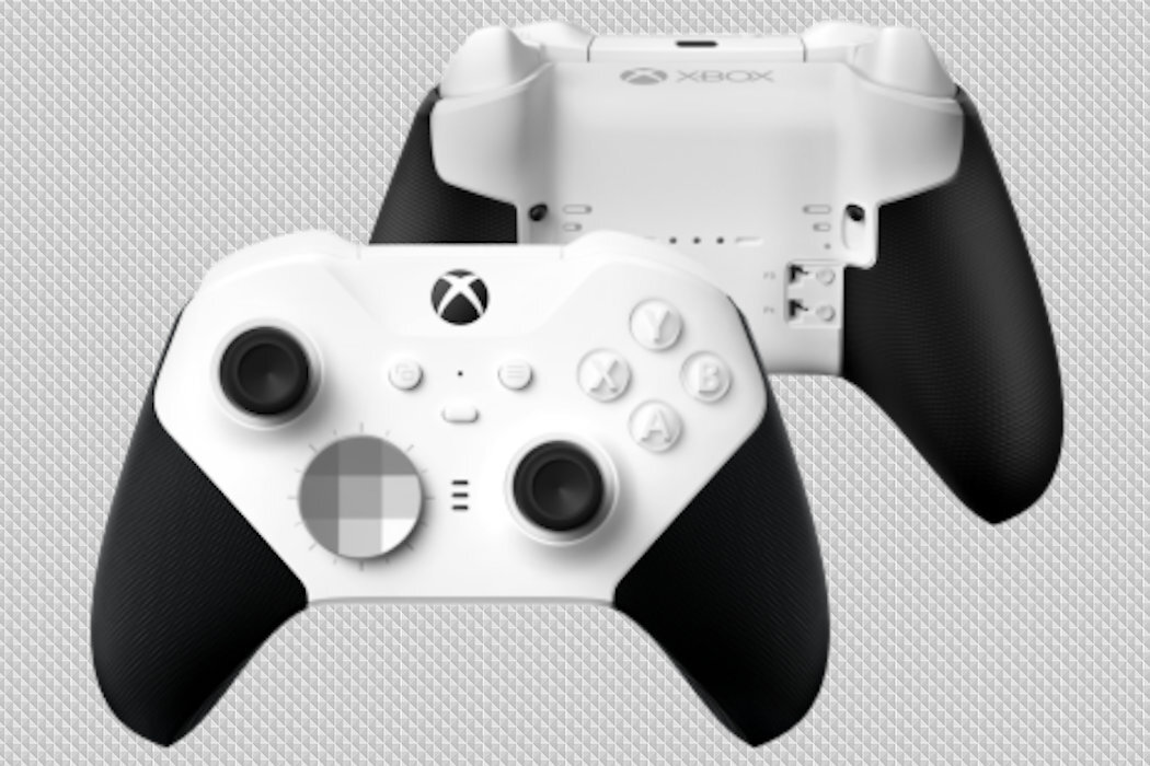 Na obrazie widoczny jest biały kontroler do gier z czarnymi uchwytami, z logo Xbox na środku. W tle widać tylną część kontrolera z napisem \'XBOX\'.