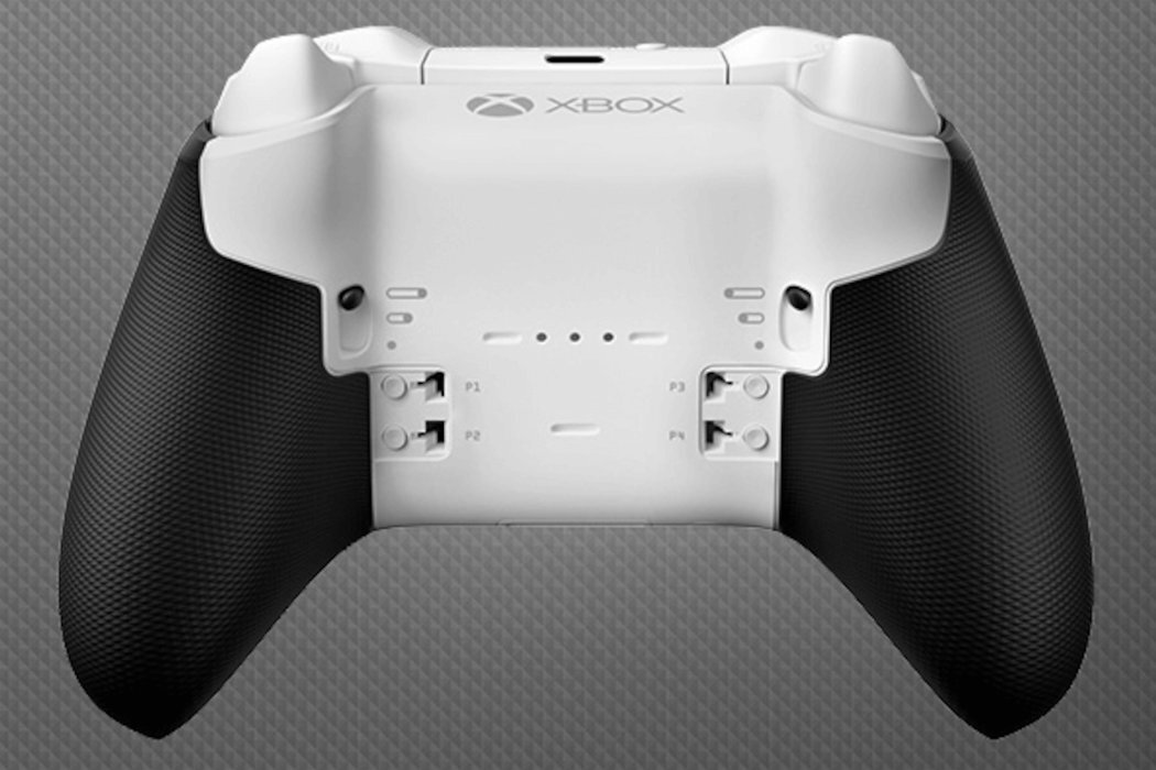 Obraz przedstawia tył białego kontrolera z czarnymi uchwytami. Na kontrolerze widoczne jest logo Xbox oraz oznaczenia P1, P2, P3, P4.