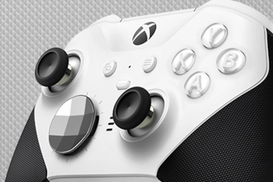 Biały kontroler do gier z czarnymi gałkami analogowymi i przyciskami oznaczonymi literami X, Y, B, A. Widoczne jest logo Xbox na górze urządzenia.