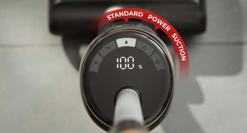 Zbliżenie na panel sterowania odkurzacza z wyświetlaczem pokazującym \'100%\'. Nad panelem widoczny jest napis \'STANDARD POWER SUCTION\'.