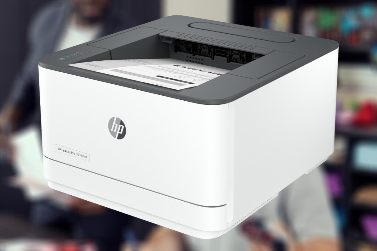 Na obrazie widoczna jest drukarka HP z logo \'hp\' na przedniej części obudowy. Na drukarce znajduje się wydrukowana kartka papieru.