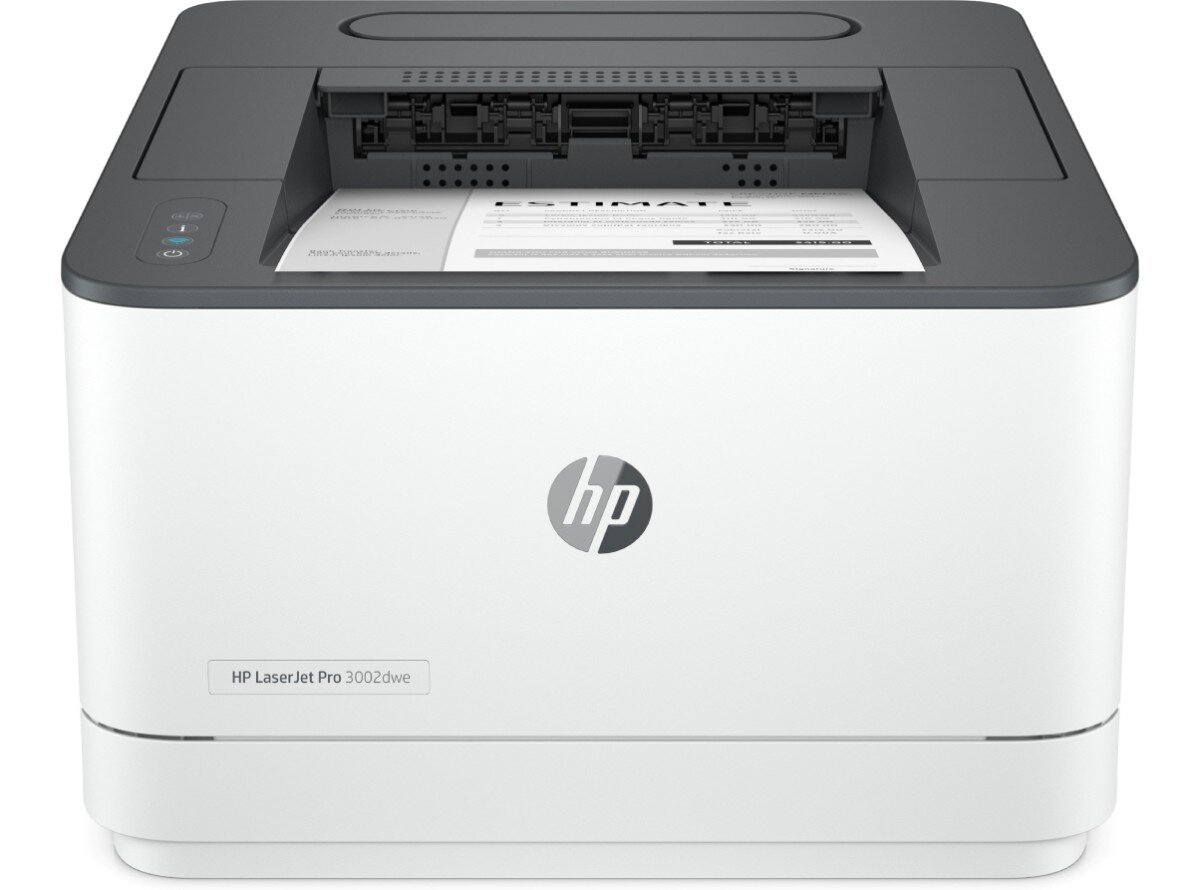 Na obrazie widoczna jest drukarka HP LaserJet Pro 3002dwe z logo HP na przednim panelu. Na drukarce znajduje się wydrukowana kartka papieru.