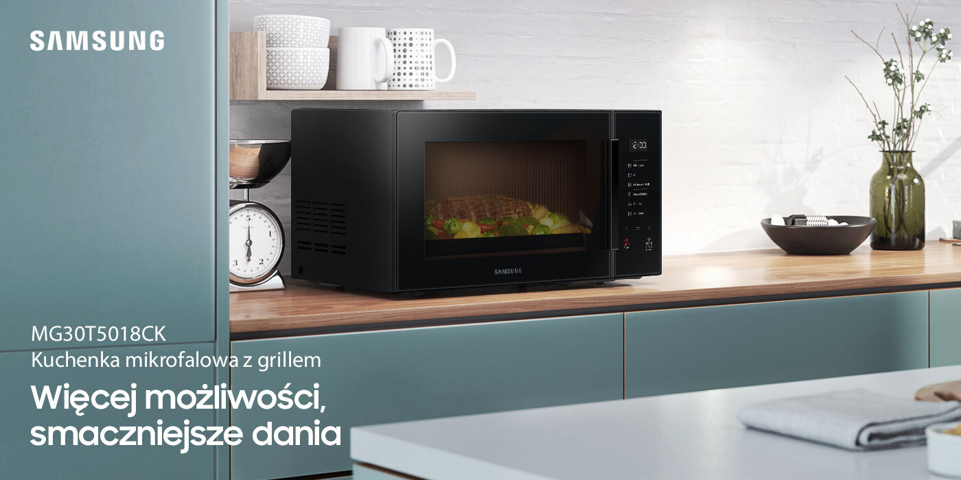 Czarna kuchenka mikrofalowa z grillem stoi na blacie kuchennym, obok niej znajdują się różne przedmioty kuchenne. Na obrazie widoczny jest tekst: \'SAMSUNG MG30T5018CK Kuchenka mikrofalowa z grillem Więcej możliwości, smaczniejsze dania\'.