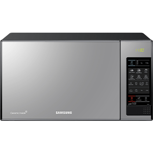 Kuchenka mikrofalowa w kolorze srebrnym z panelem dotykowym po prawej stronie, na którym widoczny jest czas 1:30. Na drzwiach znajduje się logo \'Samsung\' oraz napis \'Ceramic Inside\'.