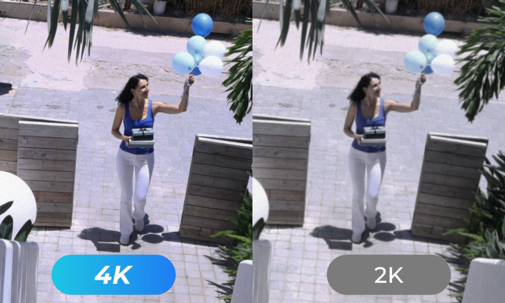 Obraz przedstawia porównanie jakości wideo 4K i 2K, z kobietą trzymającą niebieskie i białe balony. Po lewej stronie znajduje się napis \'4K\' na niebieskim tle, a po prawej \'2K\' na szarym tle.