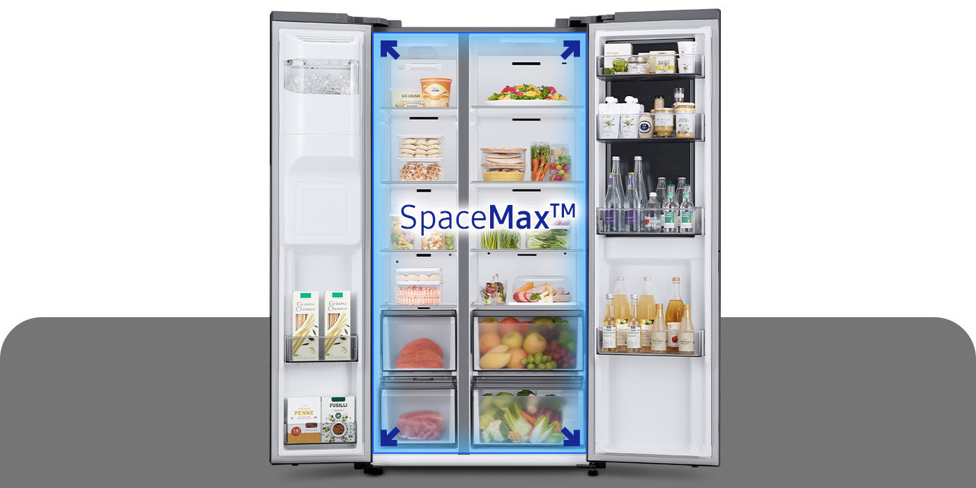 Otwarta lodówka z widocznymi półkami wypełnionymi różnorodnymi produktami spożywczymi. Na środku widoczny napis \'SpaceMax™\'.