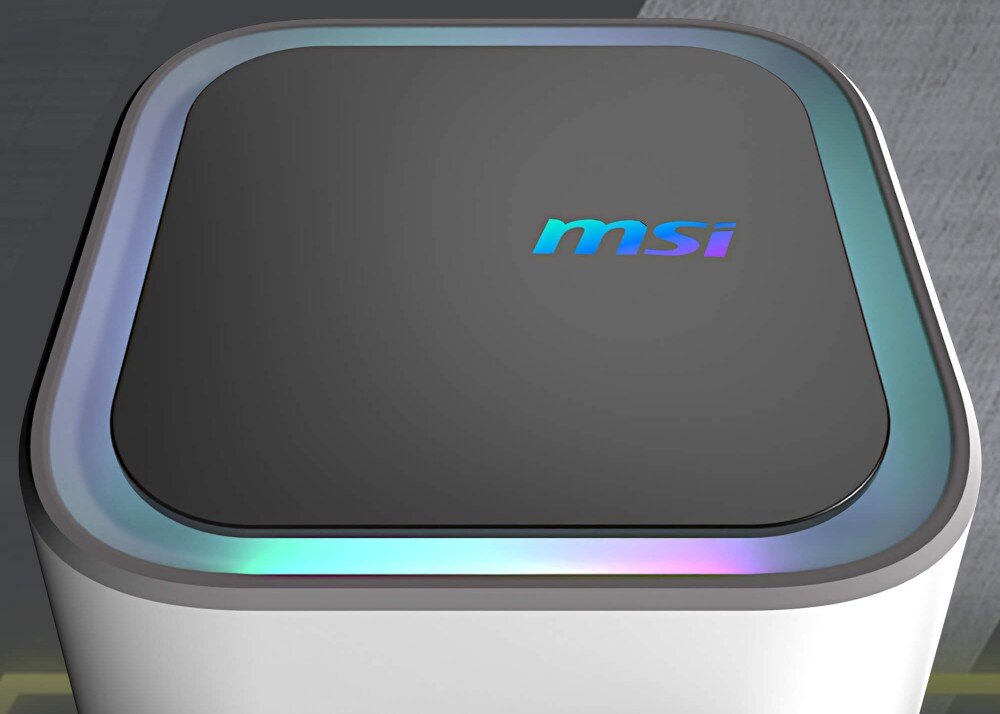 Obraz przedstawia biały element chłodzenia wodnego z logo \'msi\' na ciemnej powierzchni. Wokół logo widoczna jest kolorowa iluminacja.