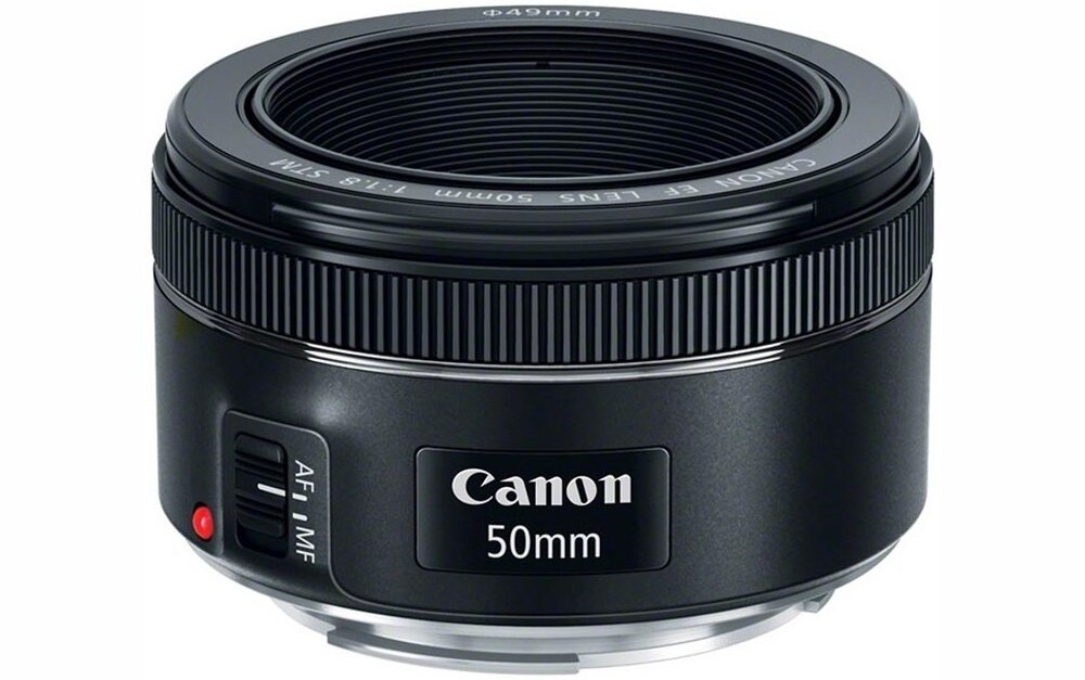 Czarny obiektyw z widocznym napisem \'Canon 50mm\' oraz przełącznikiem AF/MF. Na górnej krawędzi widoczny jest napis \'CANON EF 50mm f/1.8 STM\'.