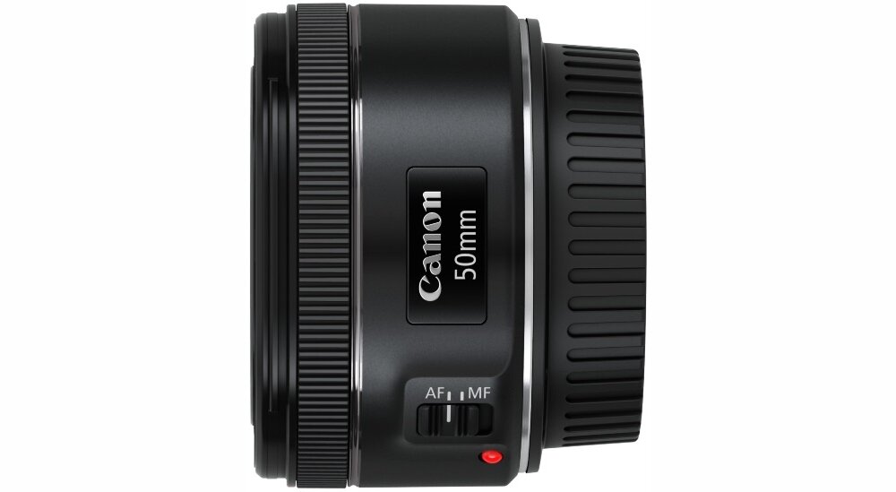 Obiektyw fotograficzny z widocznym napisem \'Canon 50mm\' oraz przełącznikiem AF/MF. Obiektyw ma czarną obudowę z wyraźnymi pierścieniami do regulacji.