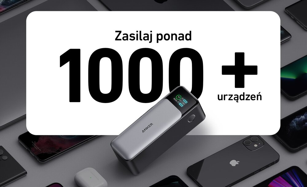 Na obrazie widoczny jest powerbank z napisem \'ANKER\' oraz tekst \'Zasilaj ponad 1000+ urządzeń\'. W tle znajdują się różne urządzenia elektroniczne.