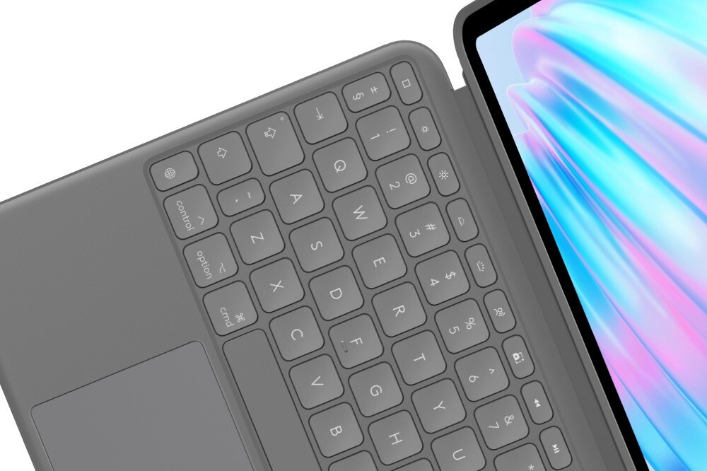 Szare etui z klawiaturą do iPada Air, z widocznymi klawiszami i fragmentem ekranu z kolorową grafiką. Klawisze mają oznaczenia liter i symboli, w tym \'control\', \'option\', \'cmd\'.