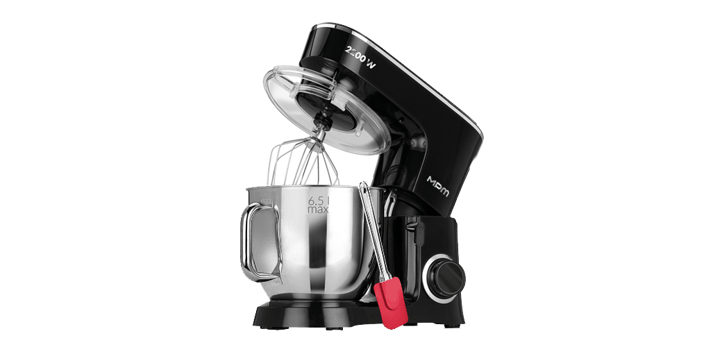 Robot kuchenny planetarny z metalową misą i przezroczystą pokrywą, na której widnieje napis \'2200 W\'. Na misie znajduje się oznaczenie \'6.5 l max\', a obok niej wisi czerwona szpatułka.