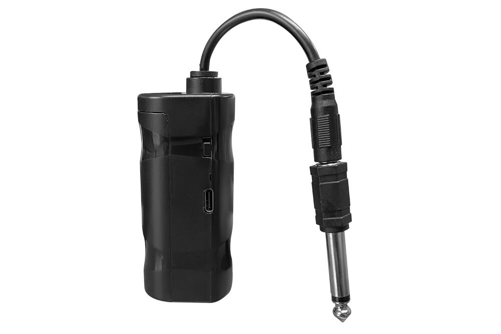 Na obrazie widoczny jest czarny adapter z wtykiem jack i krótkim kablem. Adapter ma port USB i przycisk na boku obudowy.