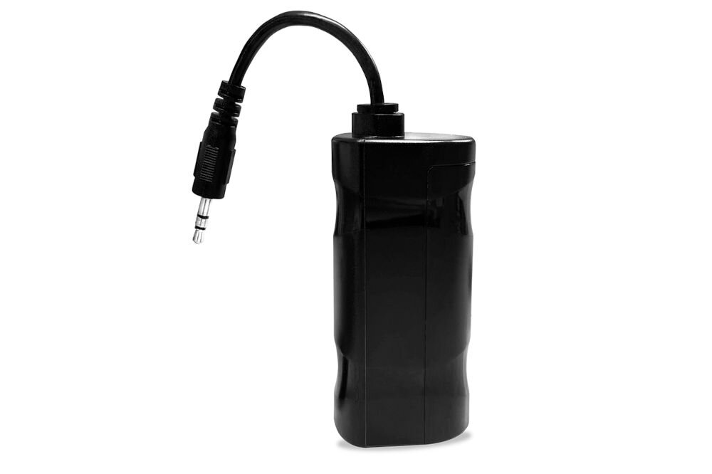 Czarny, prostokątny adapter z kablem zakończonym wtykiem jack 3,5 mm.