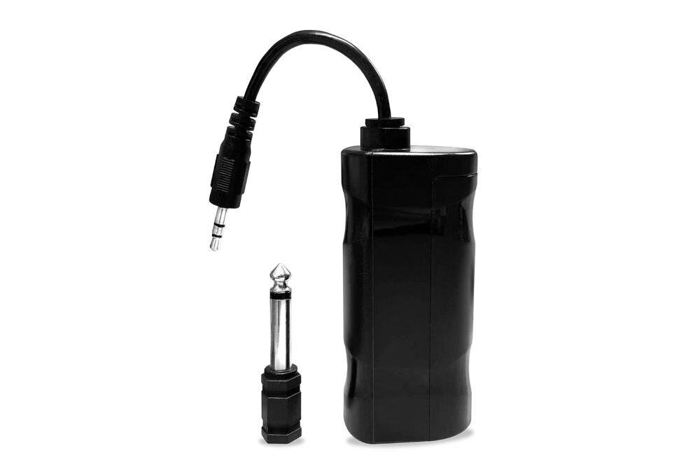 Na obrazie widoczny jest czarny adapter z kablem zakończonym wtykiem jack oraz osobnym metalowym wtykiem. Produkt jest sfotografowany na białym tle.