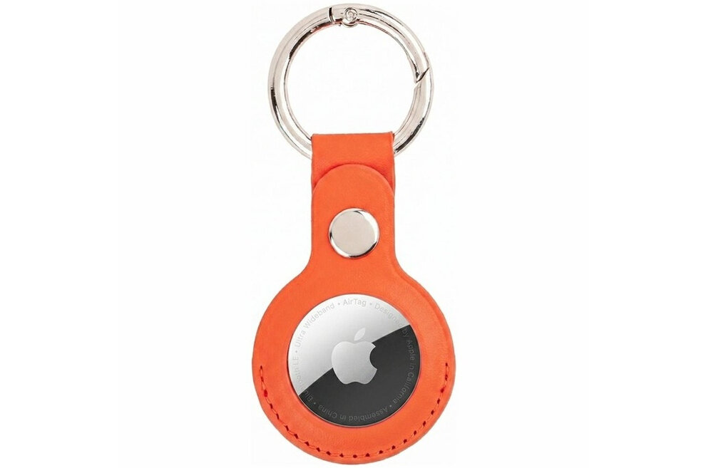 Pomarańczowy brelok skórzany z metalowym kółkiem i miejscem na Apple AirTag. Na środku widoczne jest logo Apple.