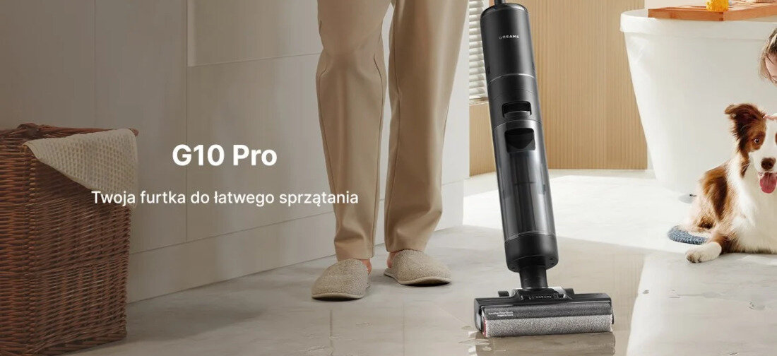 Na obrazie widoczny jest odkurzacz mopujący stojący na podłodze, obok osoby w kapciach oraz psa. Na ścianie znajduje się tekst: \'G10 Pro Twoja furtka do łatwego sprzątania\'.
