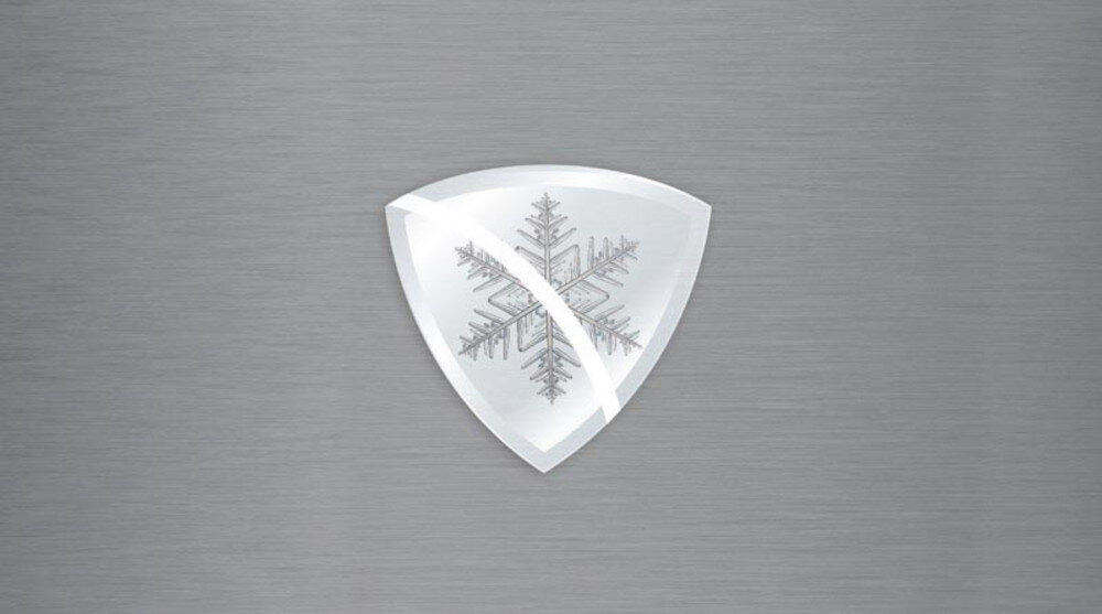 Na obrazie widoczny jest srebrny emblemat w kształcie tarczy z wizerunkiem płatka śniegu na metalicznym tle.