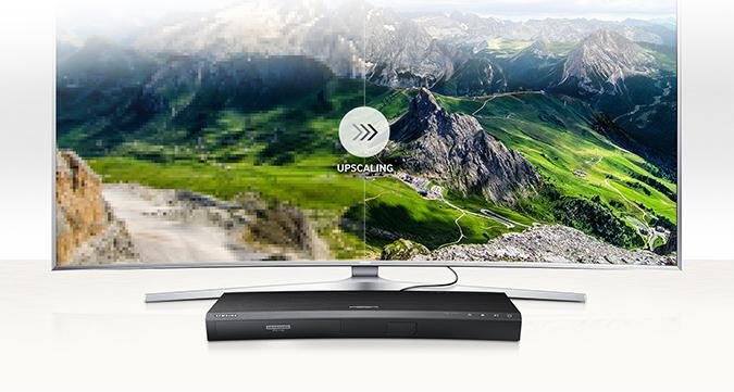 Telewizor SUHD z ekranem podzielonym na pół. Po jego lewej stronie widoczny obraz bez zastosowania technologii UHD Upscaling, po prawej – po jej zastosowaniu. Do telewizora podłączony jest odtwarzacz UHD Blu-ray K8500.