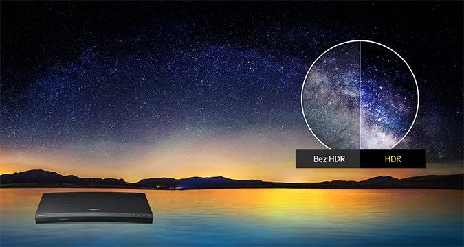 Widoczna panorama nieba nad jeziorem. W prawym, górnym rogu porównanie obrazu bez funkcji HDR i z funkcją HDR. W lewym dolnym rogu widoczny odtwarzacz UHD Blu-ray K8500.