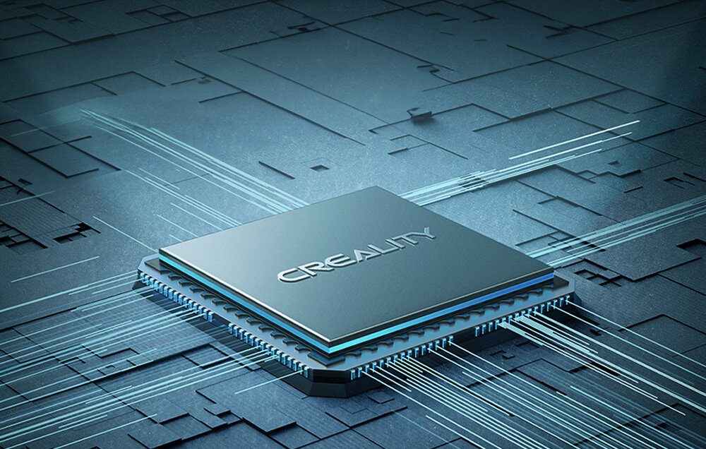 Obraz przedstawia chip z napisem \'CREALITY\' na powierzchni, umieszczony na abstrakcyjnym tle przypominającym płytę główną z niebieskimi liniami.