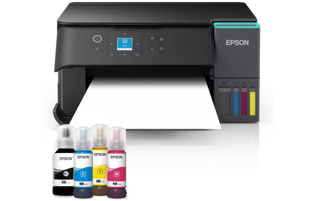 Na obrazie widoczne jest urządzenie wielofunkcyjne z logo EPSON, z wyświetlaczem i przyciskami na panelu przednim. Przed urządzeniem znajdują się cztery butelki z tuszem w kolorach czarnym, cyjan, żółtym i magenta.