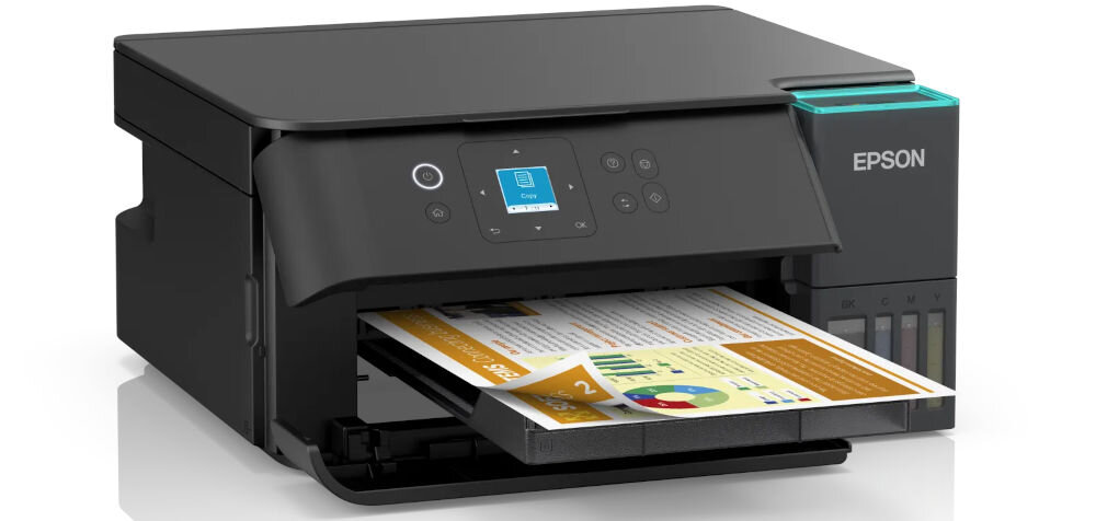 Czarne urządzenie wielofunkcyjne z wyświetlaczem i przyciskami na panelu przednim, drukujące kolorowy dokument. Na obudowie widoczne jest logo \'EPSON\'.