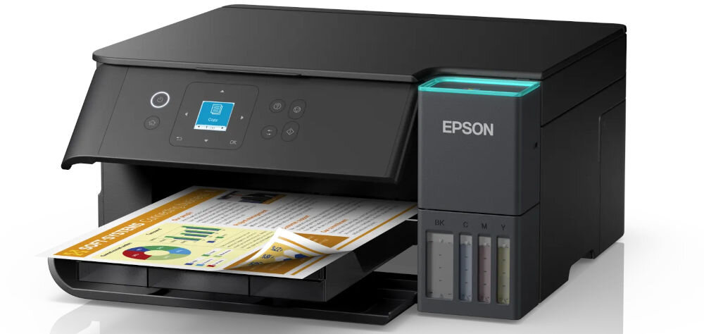 Na obrazie widoczne jest czarne urządzenie wielofunkcyjne z panelem sterowania i wyświetlaczem, na którym znajduje się tekst \'EPSON\'. Obok panelu widoczne są pojemniki z tuszem oznaczone literami BK, C, M, Y, a z urządzenia wychodzi kolorowy wydruk.