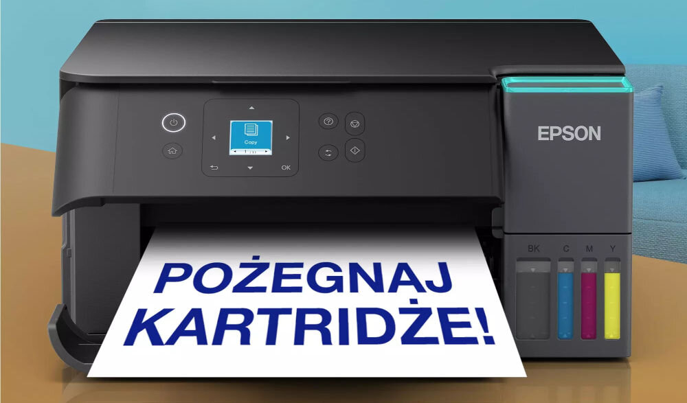 Urządzenie wielofunkcyjne z wyświetlaczem i przyciskami, drukujące kartkę z napisem \'POŻEGNAJ KARTRIDŻE!\'. Obok wyświetlacza widoczne jest logo \'EPSON\'.