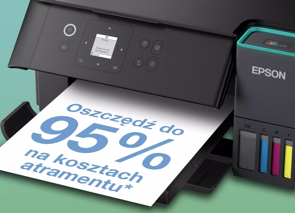 Na obrazie widoczne jest urządzenie wielofunkcyjne z wyświetlaczem i przyciskami, obok którego znajduje się pojemnik z tuszami oznaczony logo \'EPSON\'. Na wydruku z urządzenia widnieje tekst: \'Oszczędź do 95% na kosztach atramentu*\'.