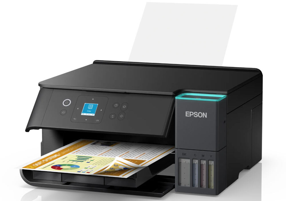 Na obrazie widoczne jest czarne urządzenie wielofunkcyjne z wyświetlaczem i przyciskami na panelu przednim. Na urządzeniu znajduje się logo \'EPSON\', a z przodu wystaje kolorowy wydruk.