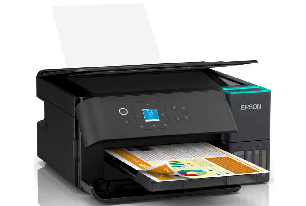 Czarne urządzenie wielofunkcyjne z wyświetlaczem i przyciskami na panelu przednim, z widocznym logo EPSON. Z przodu urządzenia wysuwa się kolorowy dokument.