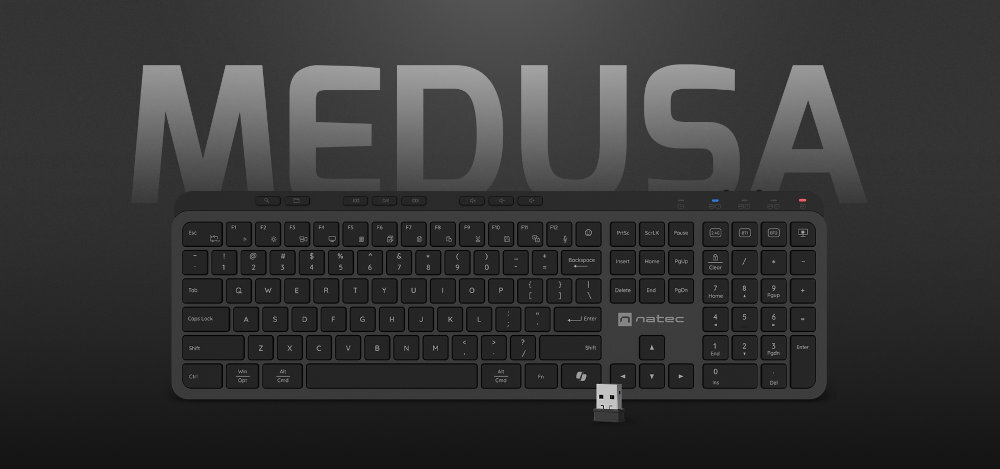 Na obrazie widoczna jest czarna klawiatura z logo natec, a w tle duży napis \'MEDUSA\'. Przed klawiaturą znajduje się mały odbiornik USB.