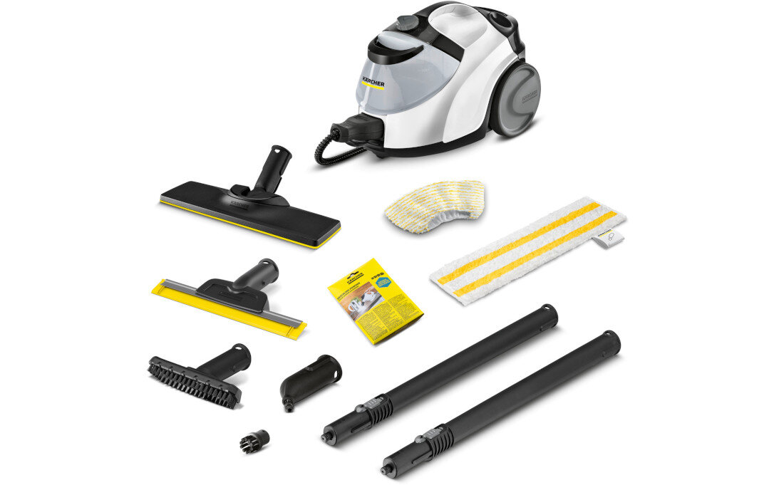 Na obrazie widoczna jest parownica z akcesoriami, w tym różne końcówki, rury przedłużające i ściereczki. Urządzenie ma logo \'KARCHER\' i jest w kolorze białym z czarnymi elementami.
