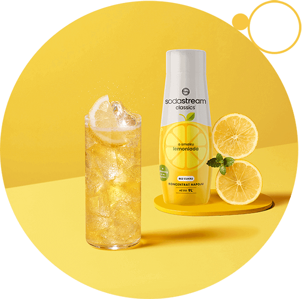 Na żółtym tle znajduje się butelka z napisem \'sodastream classics o smaku lemoniada\', obok której stoi szklanka z napojem i lodem oraz plasterki cytryny.