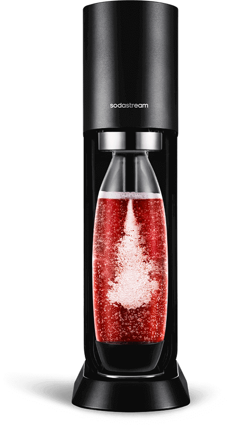 Czarny saturator z logo \'sodastream\' na górze, z przezroczystą butelką wypełnioną czerwonym, gazowanym napojem.