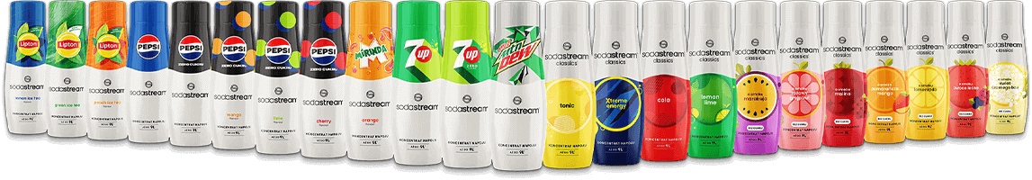 Na obrazie widocznych jest wiele butelek z różnymi etykietami, w tym logo Pepsi, 7UP i Mountain Dew. Każda butelka ma napis \'SODASTREAM\' oraz różne kolory i wzory na etykietach.