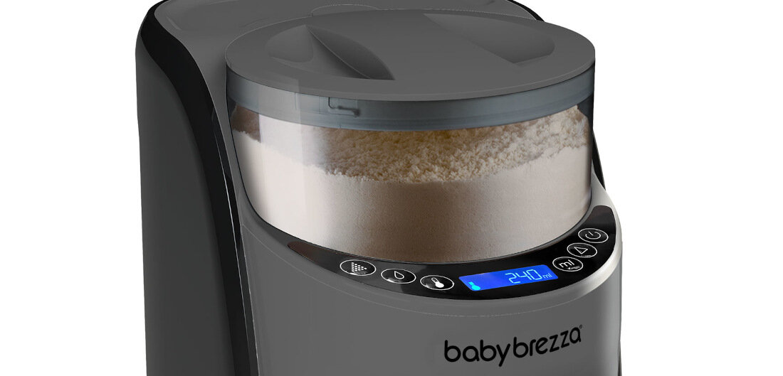 Na zdjęciu widoczny jest ekspres do mleka z wyświetlaczem cyfrowym pokazującym \'240 ml\'. Na urządzeniu znajduje się logo \'babybrezza\'.
