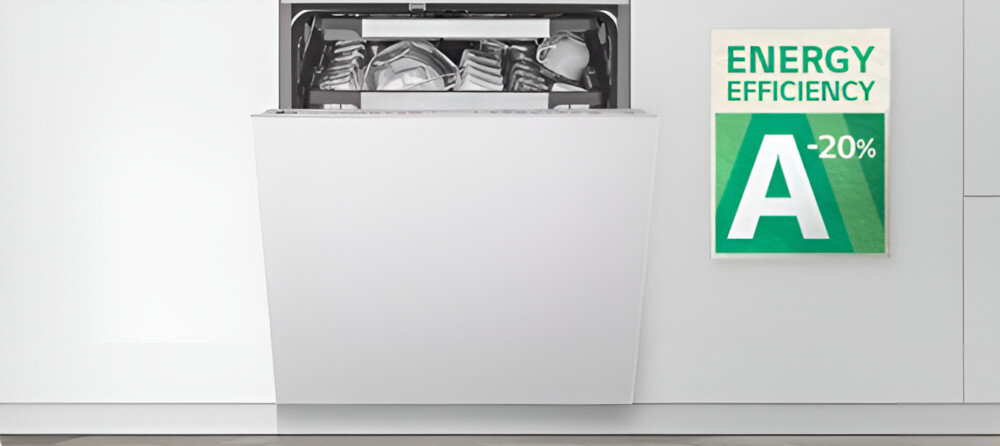 Na obrazie widoczna jest otwarta zmywarka z ułożonymi naczyniami. Obok znajduje się etykieta z napisem \'ENERGY EFFICIENCY A-20%\'.