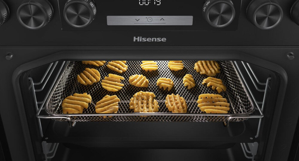 Piekarnik z logo Hisense, w którym na metalowej kratce pieką się frytki. Na panelu widoczny jest wyświetlacz z cyframi 0:19 oraz pokrętła sterujące.