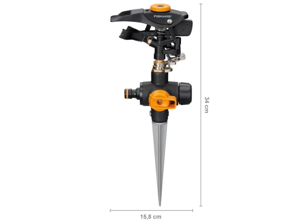 Na obrazie widoczny jest zraszacz ogrodowy z logo \'FISKARS\' na górze. Wymiary produktu to 34 cm wysokości i 15,8 cm szerokości.