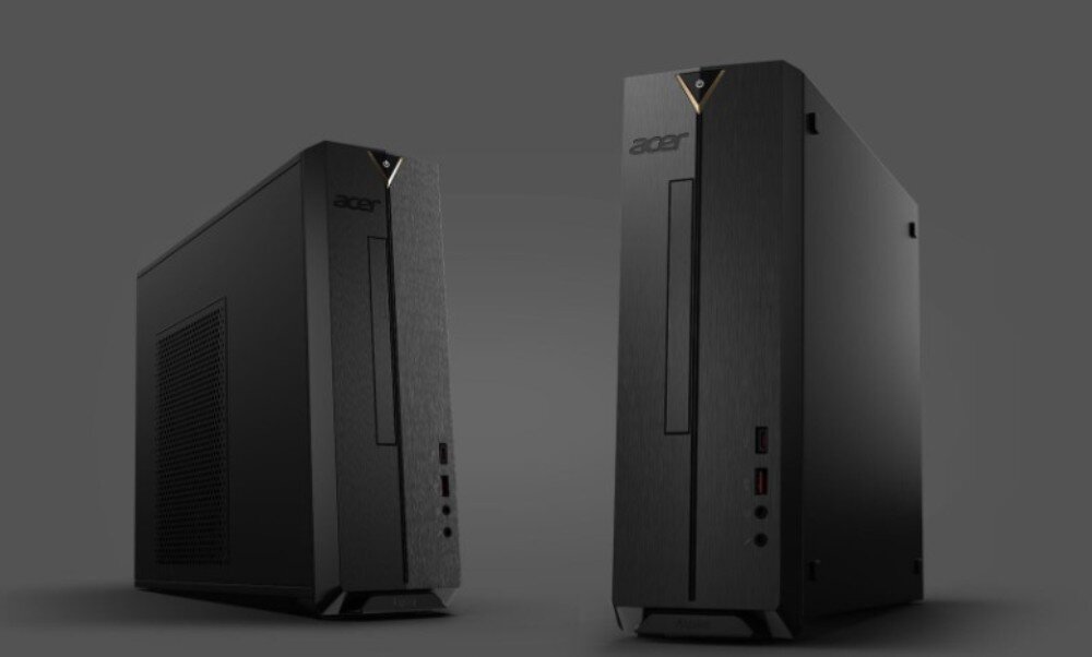 Na obrazie widoczne są dwa czarne komputery stacjonarne o nowoczesnym designie, z logo \'acer\' na przednim panelu. Oba mają pionowy kształt z wąskimi szczelinami i portami na przedniej stronie.
