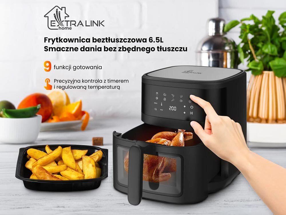 Na obrazie widoczna jest czarna frytkownica beztłuszczowa z otwartą szufladą, w której znajdują się pieczone kawałki jedzenia. Obok frytkownicy znajduje się talerz z frytkami, a w tle widoczne są owoce i rośliny; na obrazie znajduje się tekst: \'EXTRALINK home Frytkownica beztłuszczowa 6.5L Smaczne dania bez zbędnego tłuszczu 9 funkcji gotowania Precyzyjna kontrola z timerem i regulowaną temperaturą\'.