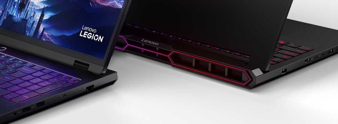 Dwa laptopy z serii Lenovo Legion, jeden z otwartym ekranem, drugi z widocznym tyłem i podświetleniem RGB. Na ekranie jednego z laptopów widoczny jest napis \'Lenovo LEGION\'.