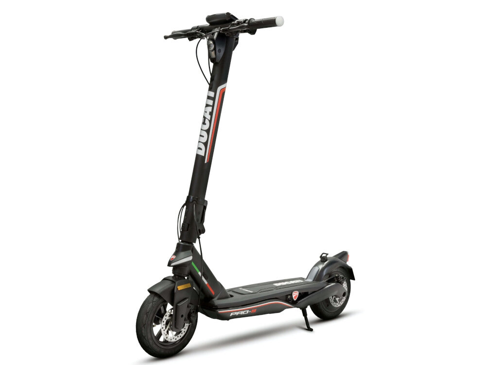 Czarna hulajnoga elektryczna z widocznym logo \'DUCATI\' na pionowej części kierownicy. Posiada duże koła i tarcze hamulcowe, a na podeście widoczny jest napis \'PRO-III\'.