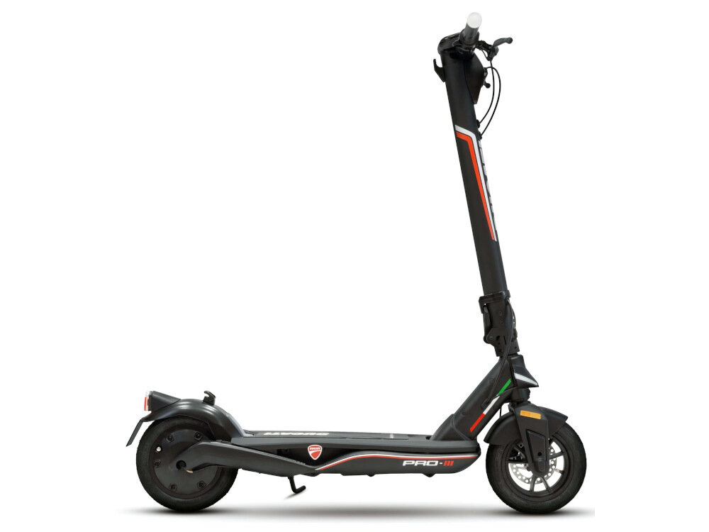 Czarna hulajnoga elektryczna z widocznym logo Ducati na podeście i napisem \'PRO-III\'. Hulajnoga ma duże koła i nowoczesny design.