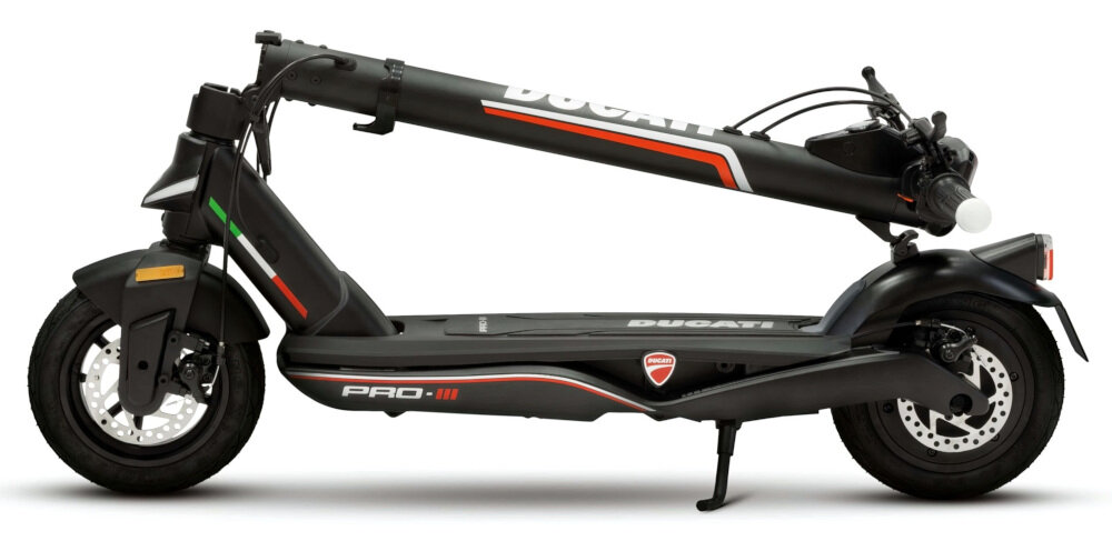 Czarna hulajnoga elektryczna z logo Ducati, złożona na płasko. Widoczne napisy: \'DUCATI\' i \'PRO-III\'.