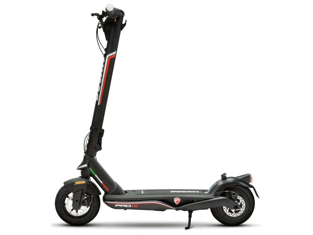 Czarna hulajnoga elektryczna z czerwonymi i białymi akcentami, widoczna z boku. Na podeście znajduje się logo DUCATI oraz napis \'PRO-III\'.