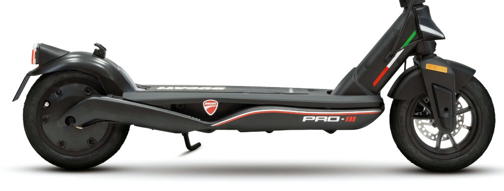 Czarna hulajnoga elektryczna z logo Ducati na boku i napisem \'PRO-III\'. Posiada duże koła i nowoczesny design.