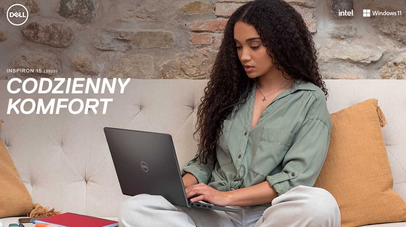 Osoba siedzi na kanapie z laptopem marki Dell na kolanach. Na obrazie widoczny jest tekst: \'INSPIRON 15 (3520) CODZIENNY KOMFORT\', a także logo Dell, Intel i Windows 11.